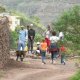 47- Les femmes portent les paves sur la tete 